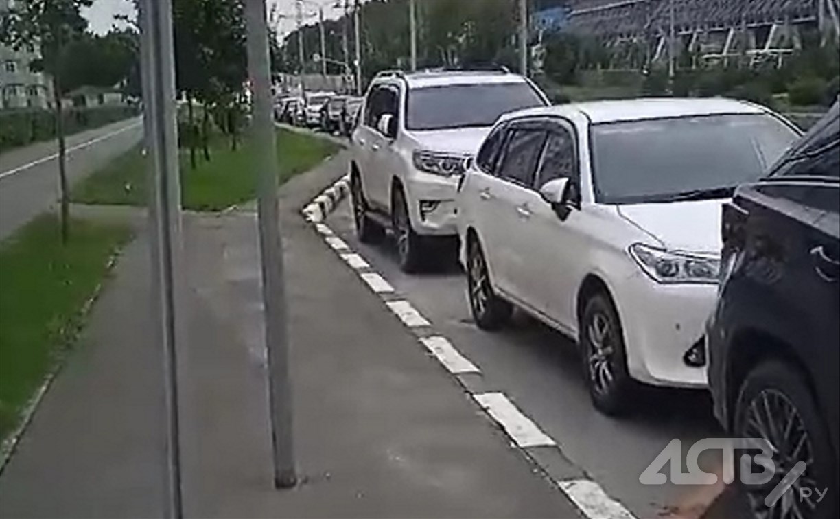 Автомобилисты в Южно-Сахалинске сделали парковку из автобусной остановки