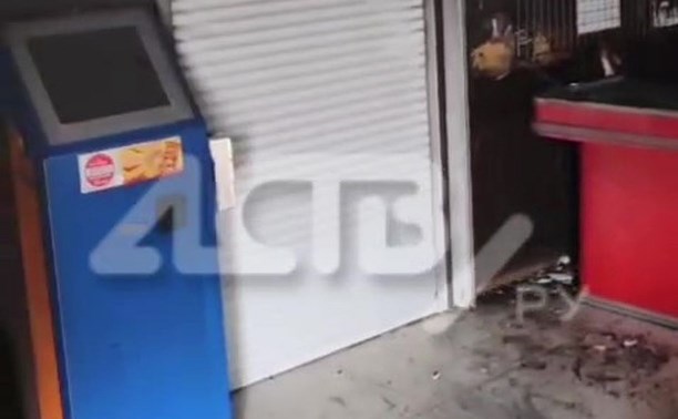 Появилось видео с места пожара в торговом центре в Южно-Сахалинске