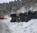 Грузовик с углем лег на бок на Сахалине