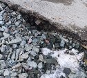 Коммунальные "раскопки" оставили жителей Южно-Сахалинска без дороги во дворе