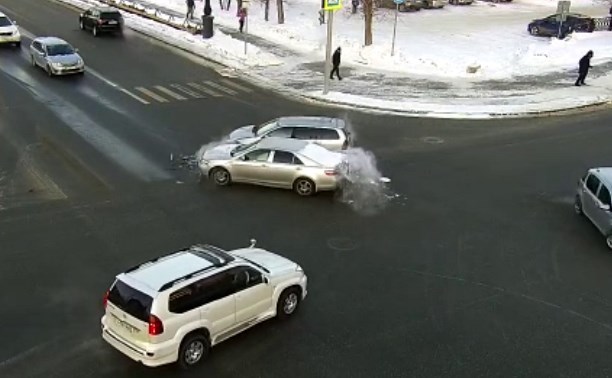 Бампер в щепки: два авто не поделили перекрёсток морозным утром в Южно-Сахалинске