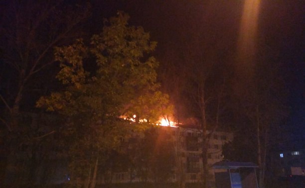 Из-за пожара на крыше пятиэтажки в Александровске-Сахалинском объявлен режим ЧС