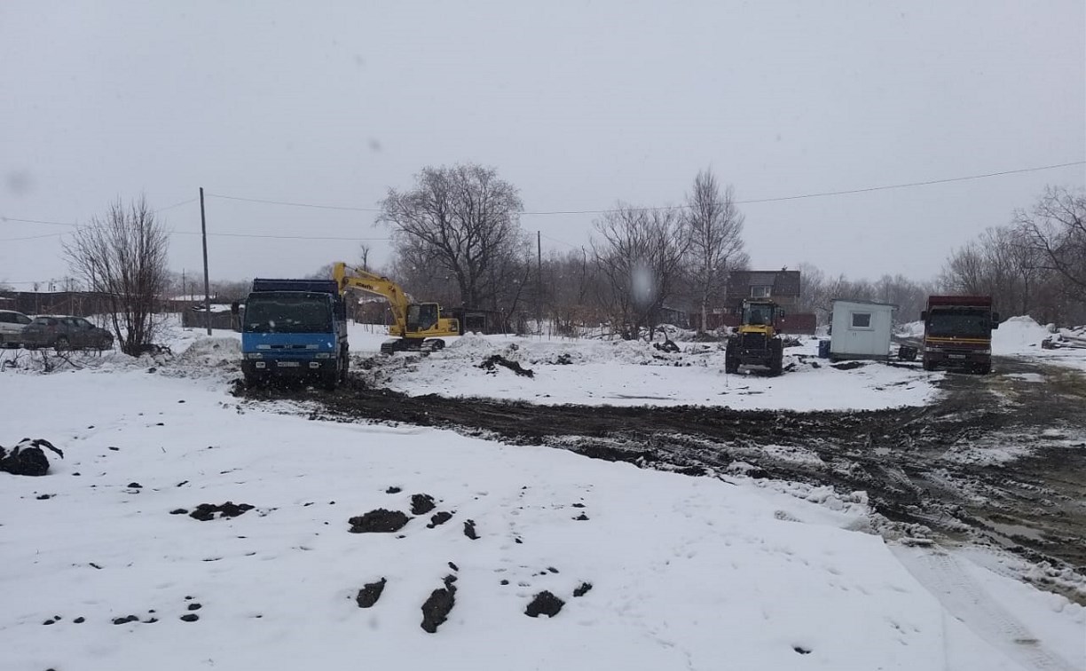 Строительный мусор сбросили на берег реки в Новоалександровске