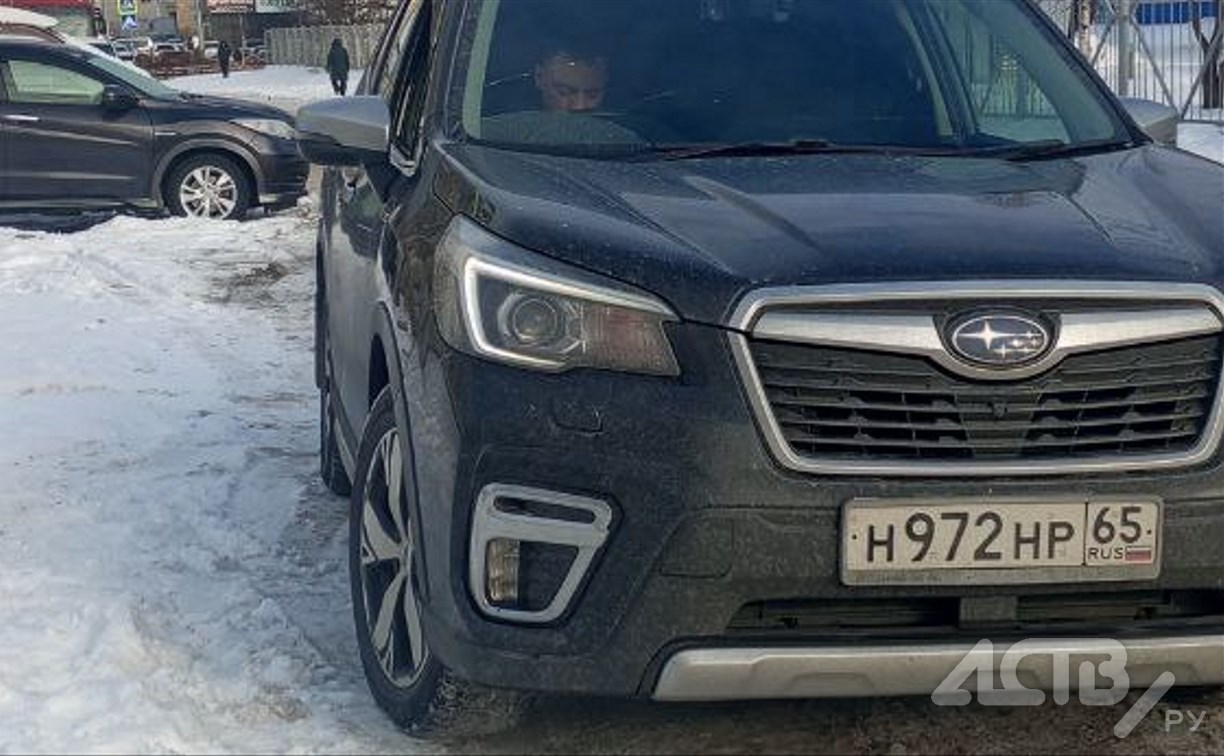 "Что ему почистить, мозги?": субарист припарковался на "зебре" у гимназии в Южно-Сахалинске 