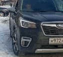 "Что ему почистить, мозги?": субарист припарковался на "зебре" у гимназии в Южно-Сахалинске 