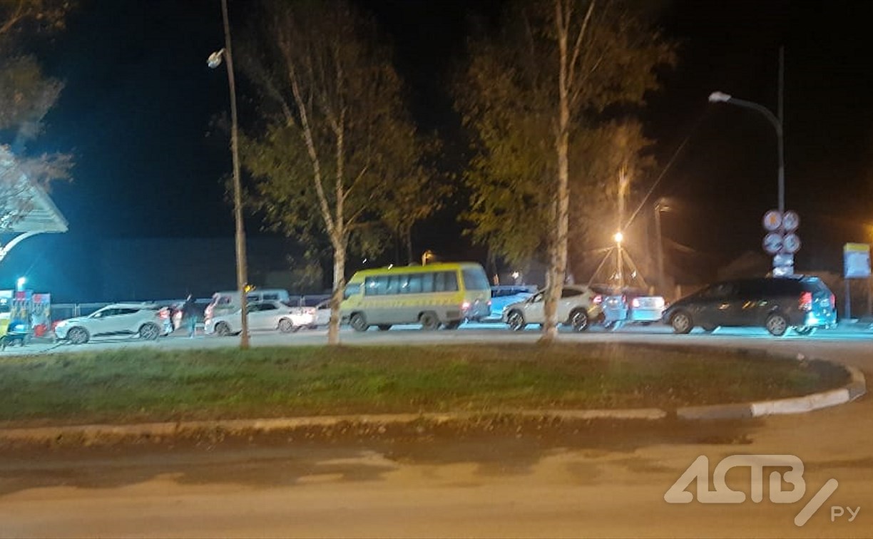 В Южно-Сахалинске ажиотаж на заправках: очереди и закрытые станции В Южно-Сахалинске ажиотаж на заправках: очереди и закрытые станции