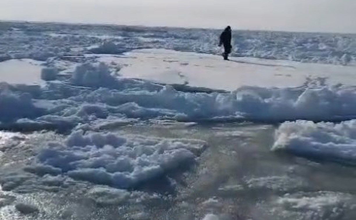 "Лёд оторвало, но всё не так страшно": крабалка в Макаровском районе продолжается