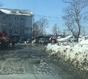 В Южно-Сахалинске загорелся двухэтажный жилой дом