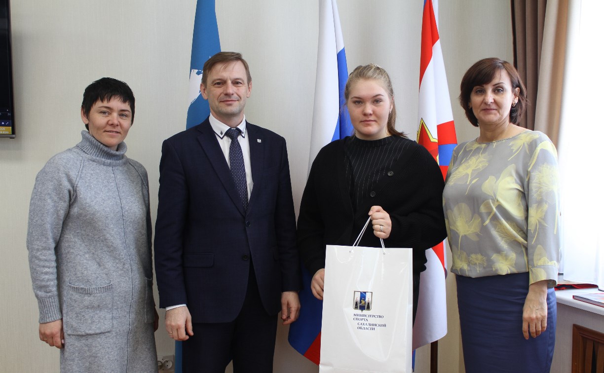 Сноубордистку Софию Надыршину наградили в министерстве спорта Сахалинской области