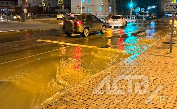 "Река" бежит по улице Хабаровской в Южно-Сахалинске: на сетях произошёл серьёзный порыв