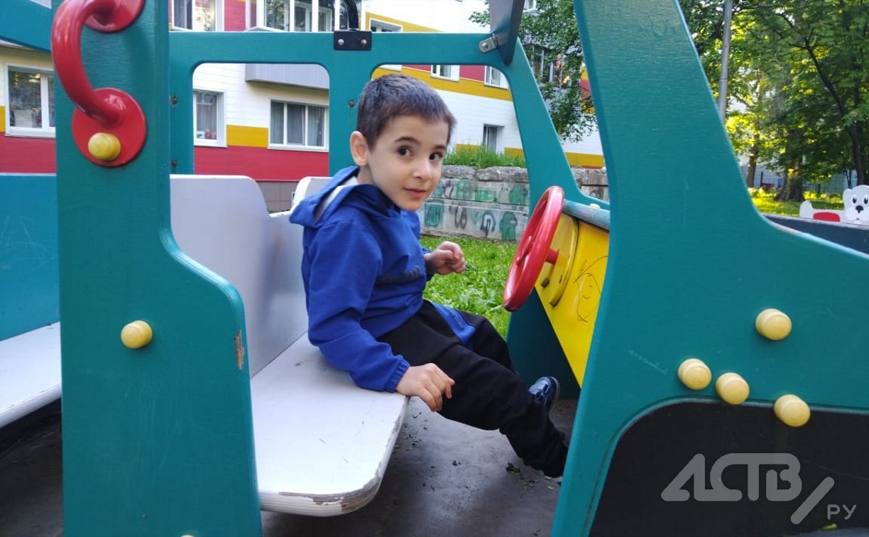 Шестилетний сахалинец Ной Бадеян мечтает ходить, но ему нужна помощь