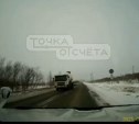Опасный момент: сахалинец едва избежал лобового столкновения с бетономешалкой