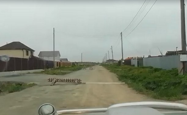То ли баррикады, то ли противотанковые ежи: жители Новой Деревни перегородили дороги