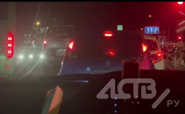 В Южно-Сахалинске пикап проскочил ж/д переезд перед проезжающим поездом