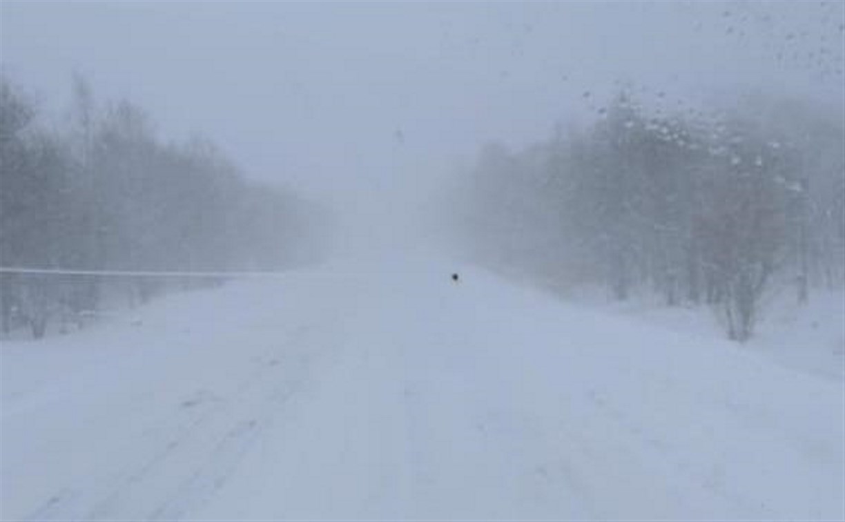 На дорогах Сахалина закрывают движение до хорошей погоды 