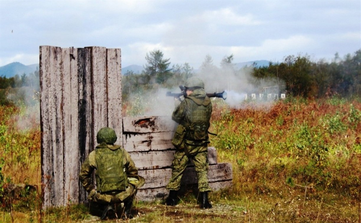Мобилизованные на Сахалине практикуются в боевой стрельбе из противотанковых гранатомётов