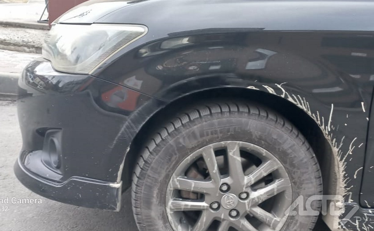 Неизвестный врезался в Toyota Corolla Fielder и скрылся с места ДТП в Южно-Сахалинске