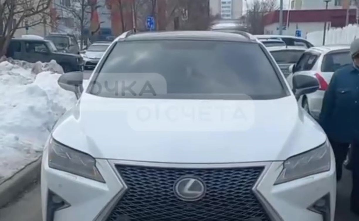 Очевидица: южносахалинка бросила "Лексус" посреди дороги и ушла в поликлинику