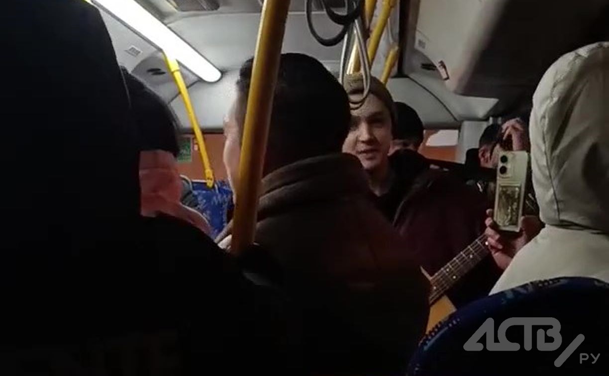 Пассажиры автобуса на Сахалине пели под гитару про Новый год и раздавали мандарины