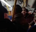 Пассажиры автобуса на Сахалине пели под гитару про Новый год и раздавали мандарины
