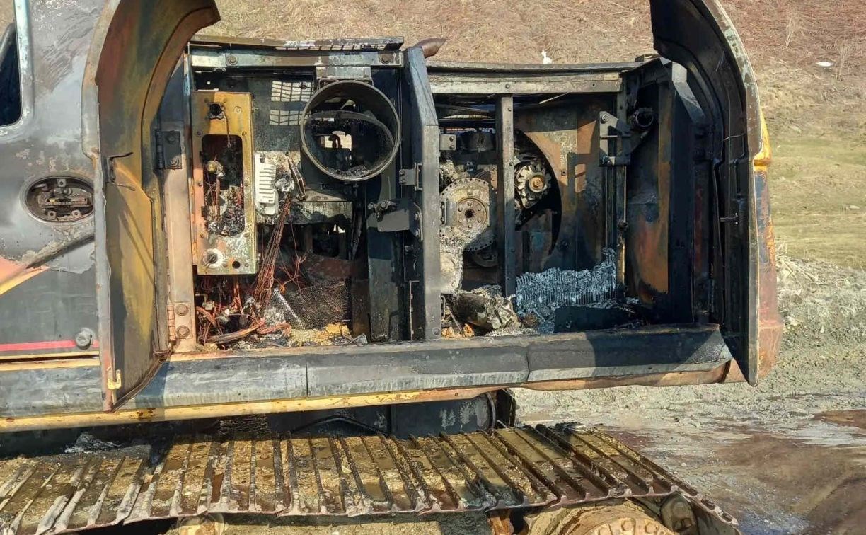 "Произошёл разлив горючего": появились кадры горевшего на трассе в Невельском районе экскаватора