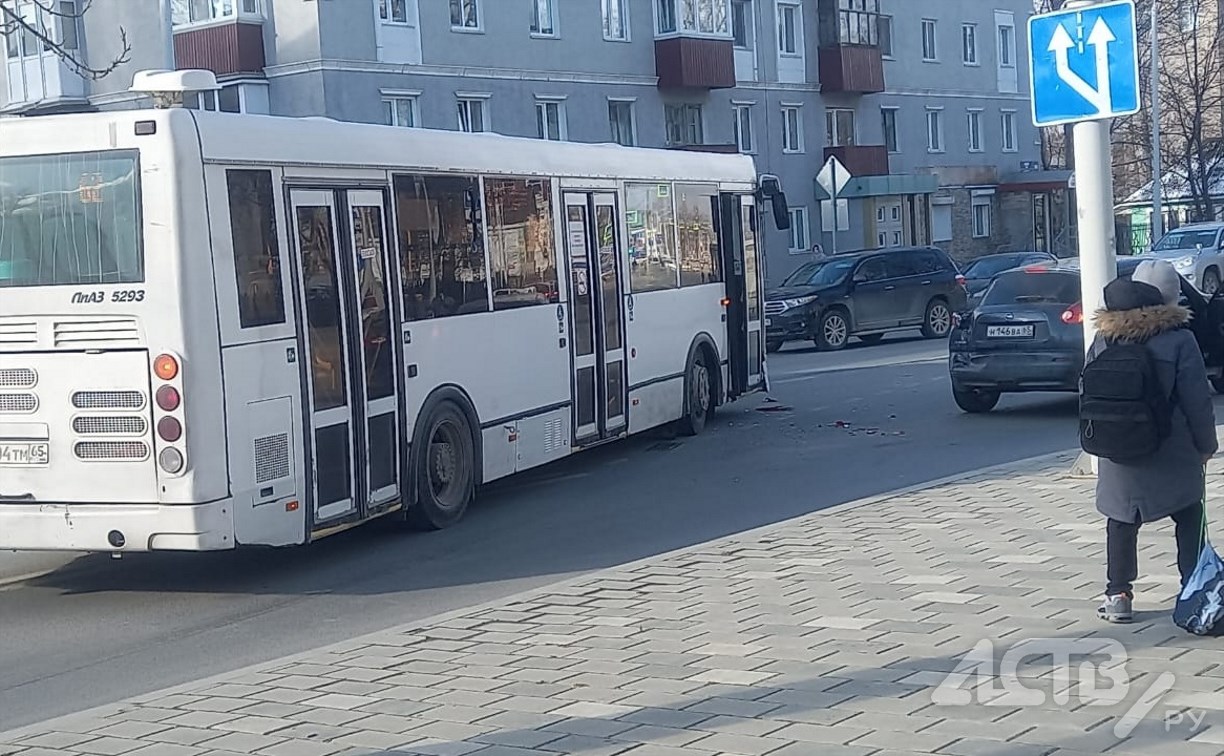 Пассажирский автобус в Южно-Сахалинске столкнулся с Nissan Juke 