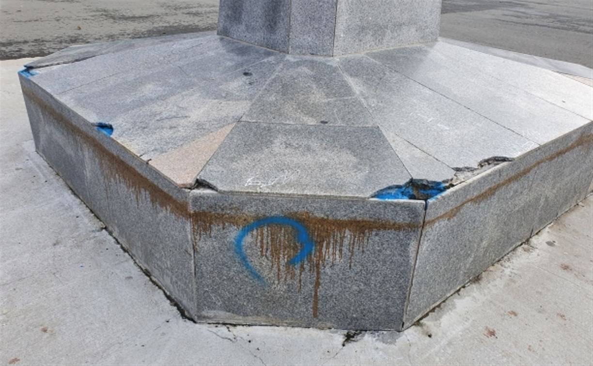 Памятник Ленину на Сахалине посинел
