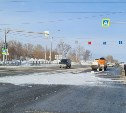 Кран залил дорогу в Южно-Сахалинске чем-то белым