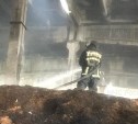 В здании вспыхнули опилки: фото с места крупного пожара в Тымовском