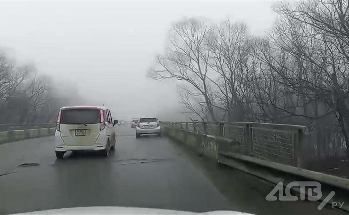Ямы вылезли в Южно-Сахалинске на мосту, где недавно провели ремонт