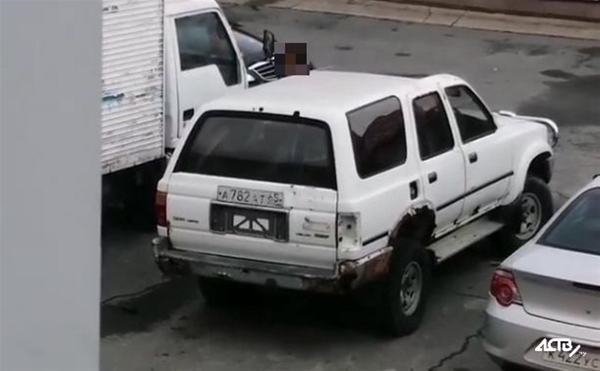 Маленькие хулиганы в Южно-Сахалинске перепутали припаркованные авто с игрушками