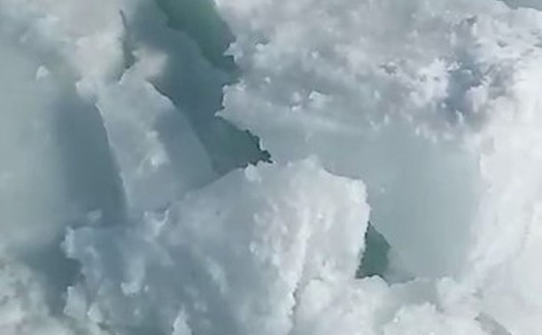 Сахалинец залез на кусок морского льда и слушал, как он поёт