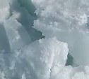 Сахалинец залез на кусок морского льда и слушал, как он поёт