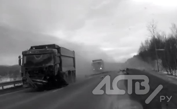 Появилось видео с моментом столкновения легкового авто и грузовика на Сахалине: в ДТП погибли четверо