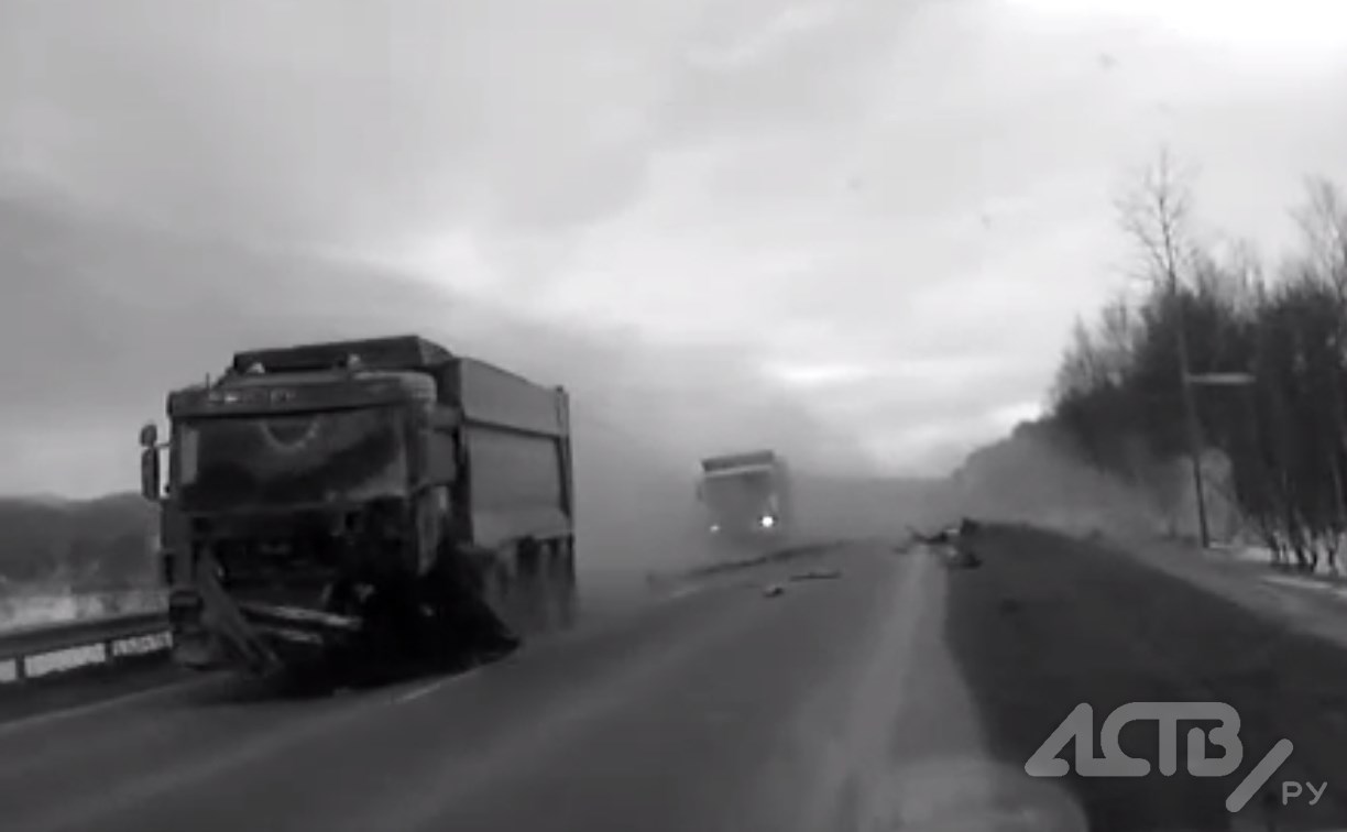 Появилось видео с моментом столкновения легкового авто и грузовика на Сахалине: в ДТП погибли четверо