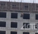 Сахалинский "человек-паук" вскарабкался по стене строящейся многоэтажки 