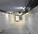 В подземном переходе у ж/д вокзала Южно-Сахалинска завершили облицовку стен и отделку пола