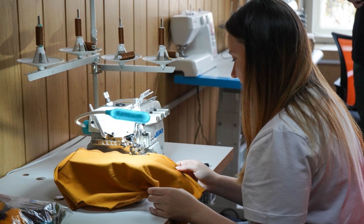 Жительница Корсакова решила шить одежду для новорожденных ДНР