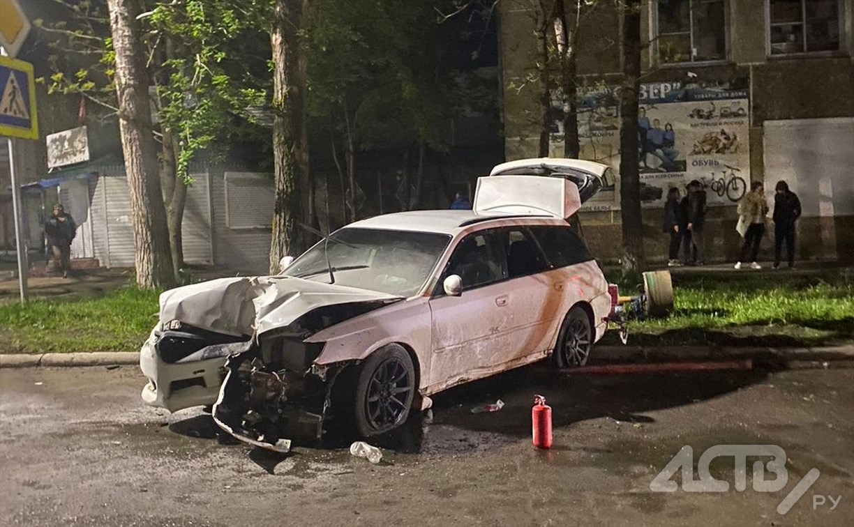 На Сахалине ночные гонки закончились столкновением со столбом, ограждением и автомобилем