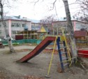 В детсадах и школах Южно-Сахалинска меняют ограждения