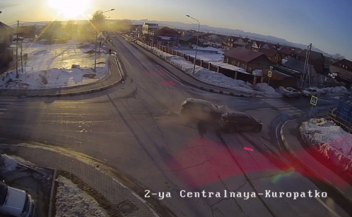 На видео попал момент жёсткого ДТП по дороге из аэропорта в Южно-Сахалинске 