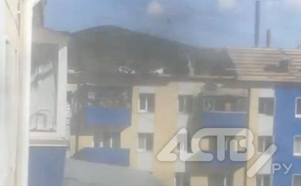 Сильный ветер сорвал тент с крыши горевшего в Макарове дома