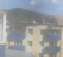 Сильный ветер сорвал тент с крыши горевшего в Макарове дома