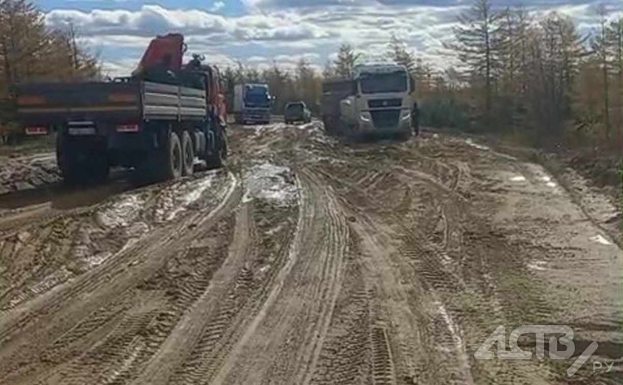 Большегрузы вязнут на разбитой грунтовке на севере Сахалина