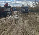 Большегрузы вязнут на разбитой грунтовке на севере Сахалина