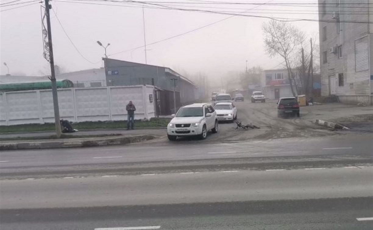 Очевидец: автомобиль сбил велосипедиста в Южно-Сахалинске 