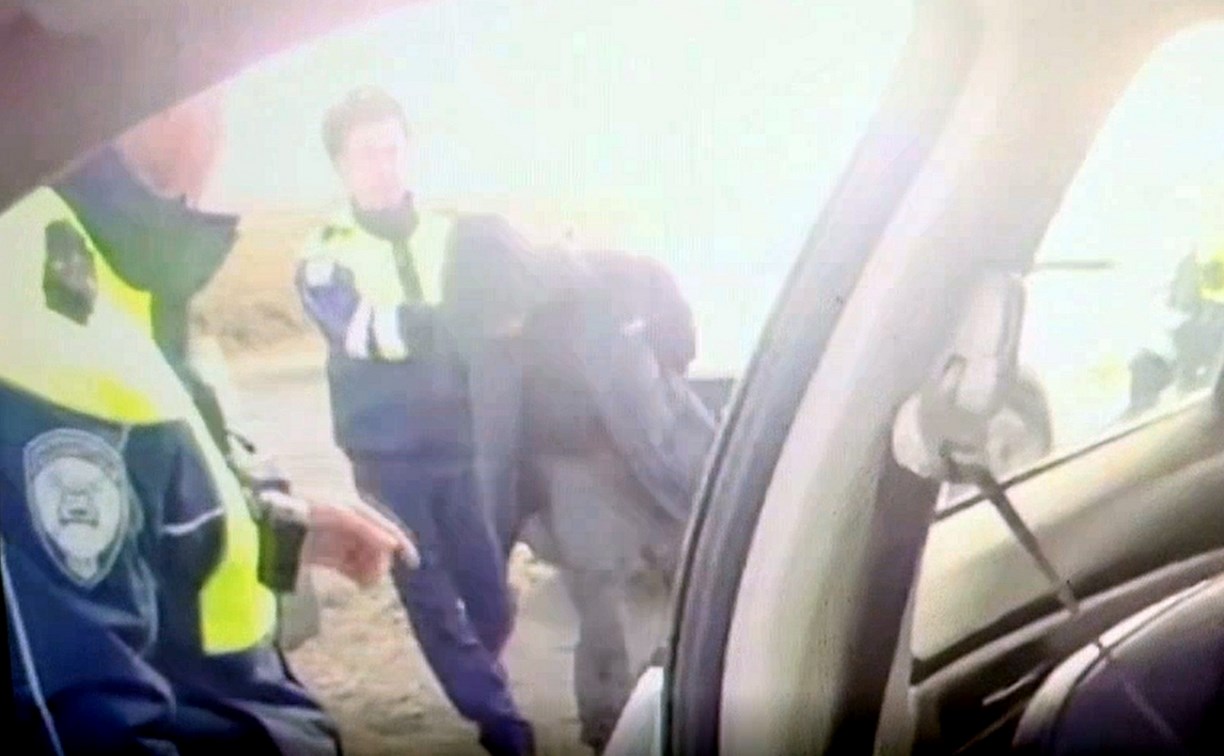 Суетливый пассажир иномарки спрятал наркотики в денежную купюру в носке в Южно-Сахалинске 