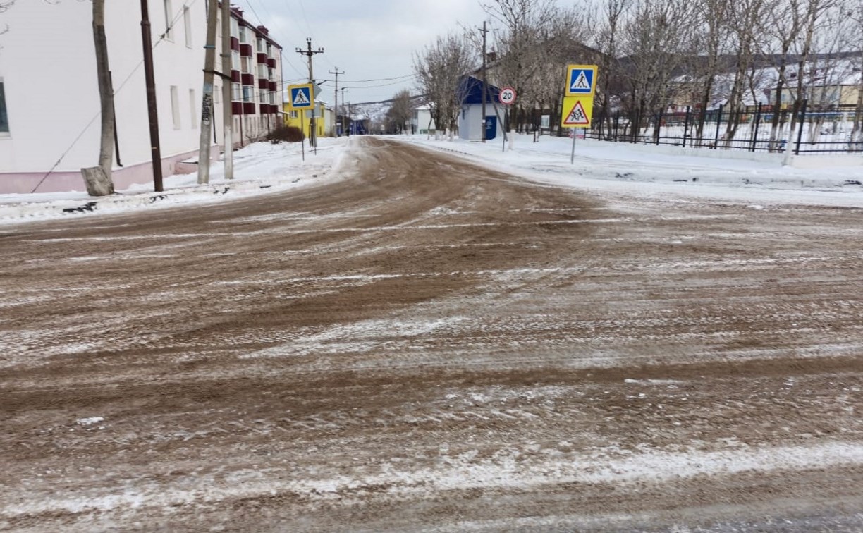 Сотни кубометров песка подготовили в Томаринском районе для устранения гололеда