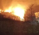 Пожар в двухэтажном доме тушили ночью в Холмске - видео