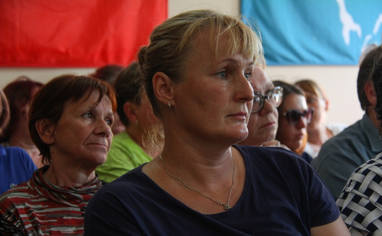 Жителям села Чапаево рассказали о дорогах, большегрузах и диспансеризации